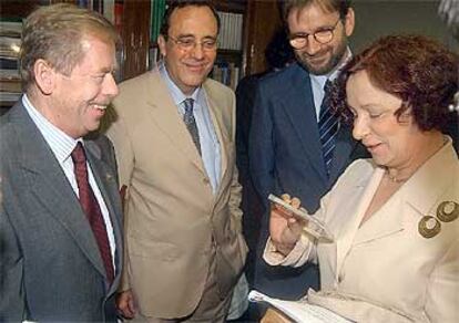 Ana Palacio conversa con el ex presidente checo, Václav Havel, ayer en Madrid, en el foro sobre el futuro de Cuba.