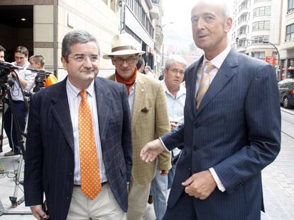 El alcalde de Arrigorriaga, Alberto Ruiz de Azúa (derecha), junto a su abogado, Txema Montero, tras declarar en junio pasado en Bilbao. El alcalde fue denunciado a causa de una plaza dedicada al etarra Argala.