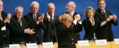 Angela Merkel recibe la ovación de los delegados democristianos en el congreso de la CDU celebrado en Stuttgart.