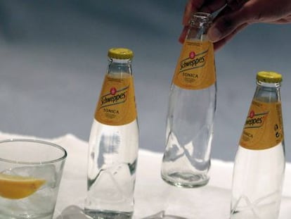 Botellas de t&oacute;nica de Schweppes.