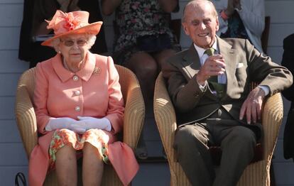 La reina Isabel II y Felipe de Edimburgo, durante un partido de polo el pasado junio, en Inglaterra.