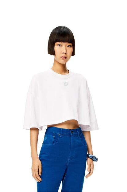 ¿Crees que ya lo has visto todo en lo que a camisetas blancas se refiere? Puede que este diseño cropped de silueta envolvente firmado por Loewe te sorprenda.

290€