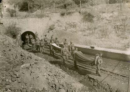 Brigada de salvamento minero, en una práctica de rescate, de la empresa Hulleras de Savero, en los años cuarenta del siglo XX.