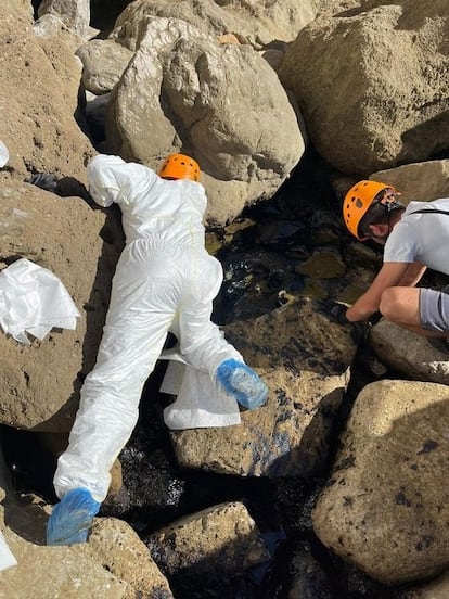 Limpieza de restos de combustible procedentes del buque OS35 en la costa de Gibraltar