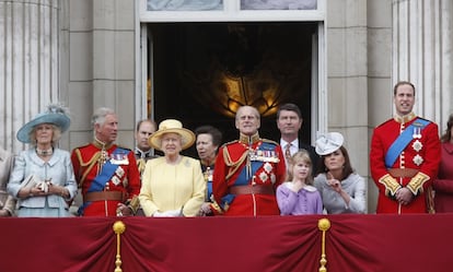 (De izquierda a derecha) la Duquesa de Cornwall, Camilla, el Príncipe Carlos, el Príncipe Eduardo, Conde de Wessex, la Reina Isabel, la Princesa Ana, el príncipe Felipe, Duque de Edimburgo, Sir Timothy Laurence, Lady Louise Windsor, la Duquesa de Cambridge y el Príncipe Guillermo, Duque de Cambridge, en el balcón de Buckingham Palace durante la ceremonia del desfile del estandarte en Londres.