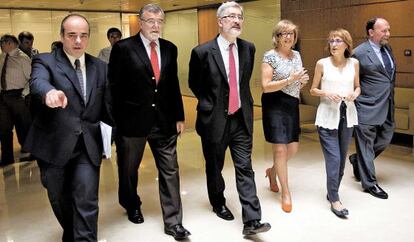 Antonio Ávila, en el centro, con los rectores de Córdoba y Málaga.