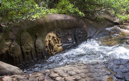 Inscripciones en roca en el curso del río Stung Kbal Spean.