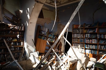 Biblioteca bombardeada junto al estadio de fútbol de Chernihiv.