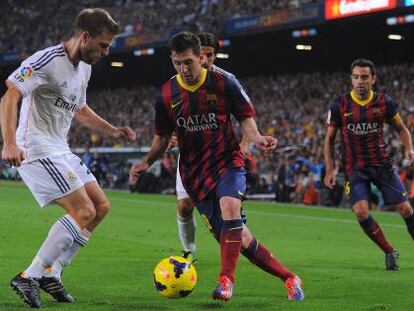 Messi conduce el balón ante Illarramendi.