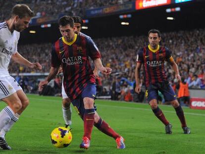 Messi conduce el balón ante Illarramendi.