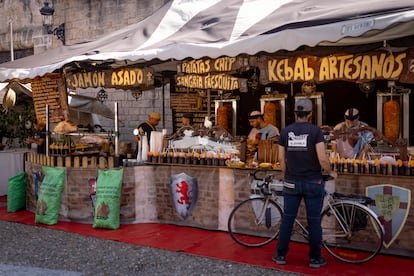 Los puestos de hostelería en los mercados temáticos, como este instalado en El Puerto, suelen pagar una tasa algo mayor que los comerciantes