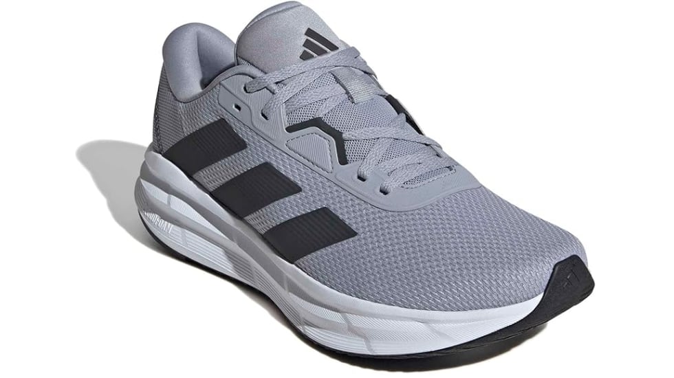 Estas zapatillas Adidas tienen un empeine textil transpirable.