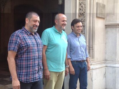 Miquel Ensenyat (al centre) amb Jes&uacute;s Jurado (esq.), de Podem, i Francesc Miralles, del PSIB