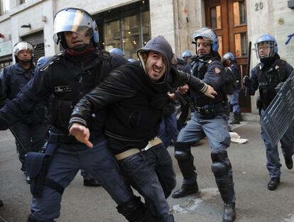 La policía arrastra a un manifestante durante la manifestación en Turín.