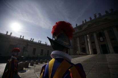 Miembros de la Guardia Suiza llegan a la Plaza de San Pedro en el Vaticano, antes del mensaje de Navidad de el Papa.