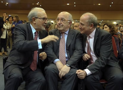 Los exministros Pedro Solbes (i) y  Miguel Sebastián (D) charlan con Joaquín Almunia en el ministerio de Economía en Madrid.