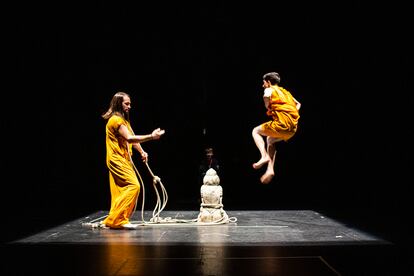 La pieza teatral 'Por el aire, desde el fuego' del artista gaditano Emilio Rivas. JOAQUÍN GÓMEZ