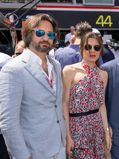 Carlota Casiraghi y Dimitri Rassam. Tras más de siete años de relación, cuatro de matrimonio, un hijo en común (llamado Baltasar) y una boda de ensueño (primero con un enlace civil celebrado en La Vigie, la villa frente al mar en la que vivió el íntimo amigo de la familia Grimaldi Karl Lagerfeld; y un mes después, en una ceremonia muy bucólica celebrada en Saint Rémy de Provence, el pueblo de la Provenza francesa donde Carolina de Mónaco se refugió con sus hijos, aún niños tras la muerte de Stefano Casiraghi), la nieta de Grace Kelly y el cineasta francés pusieron fin a su matrimonio. Al parecer la ruptura se produjo en la Navidad de 2023 pero el divorcio llegó en los primeros meses de 2024.
En marzo de este año, la hija de Carolina de Mónaco fue fotografiada con el escritor Nicolas Mathieu, de 45 años, ganador del premio Goncourt en 2018.
