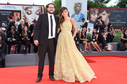 Así posaba Goya Toledo, con vestido de Elie Saab, y Dani De La Torre en el estreno de Everest.