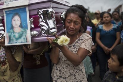 Yoselin Rancho llora mientras carga el féretro de su mejor amiga, Etelvina Charal, que falleció por la erupción del Volcán de Fuego en San Juan Alotenango (Guatemala).