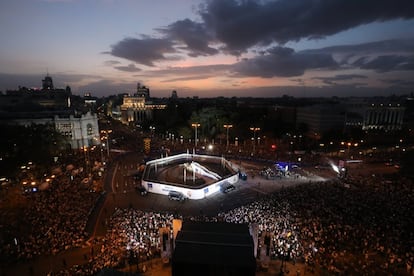 Vista panorámica desde el Ayuntamiento de Madrid de la plaza de Cibeles con aficionados del Real Madrid, este sábado.
