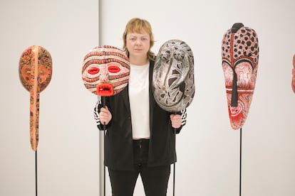 La artista Marina Vargas fotografiada con sus obras en la galería Fernando Pradilla, en Madrid.