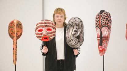 La artista Marina Vargas fotografiada con sus obras en la galería Fernando Pradilla, en Madrid.