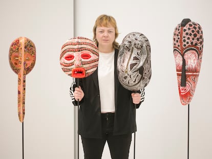 La artista Marina Vargas fotografiada con sus obras en la galería Fernando Pradilla, en Madrid.