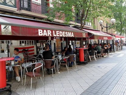 Una de las terrazas de la calle Ledesma de Bilbao en la que han instalado los sensores.