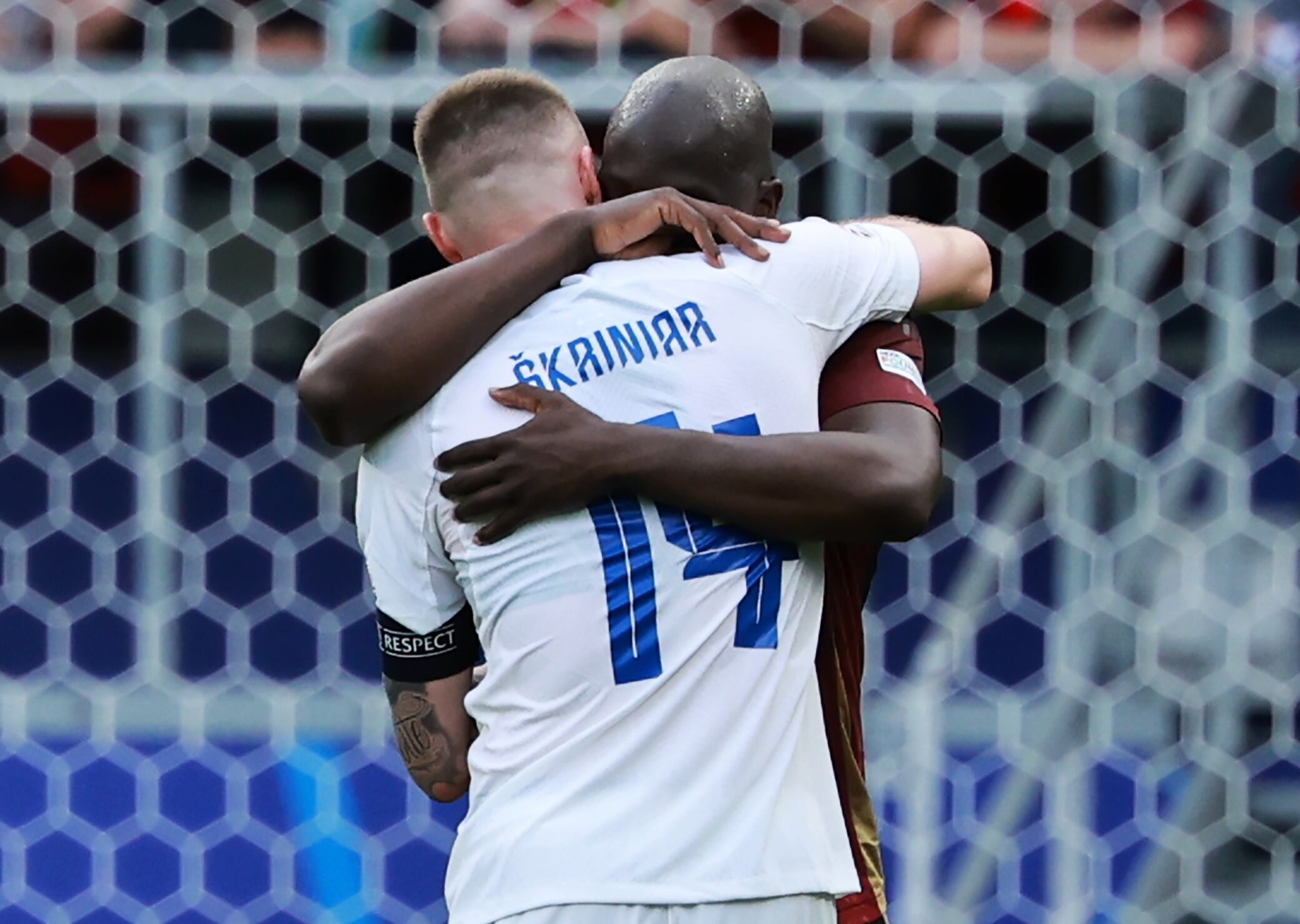 Abrazo entre Romelu Lukaku y Milan Skriniar al final del encuentro.