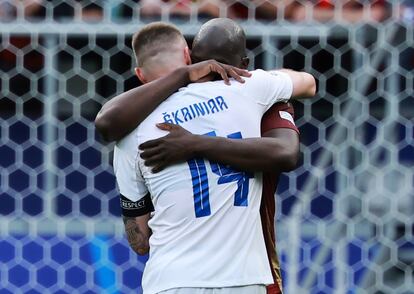 Abrazo entre Romelu Lukaku y Milan Skriniar al final del encuentro.
