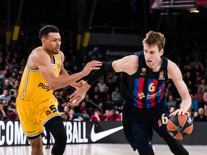 Vesely durante una jugada contra Baldwin durante el partido de Euroliga entre el Barcelona y el Maccabi Tel Aviv, en el Palau Blaugrana este martes