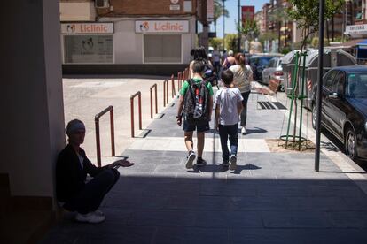 Dos niños, tras salir del colegio en Linares.