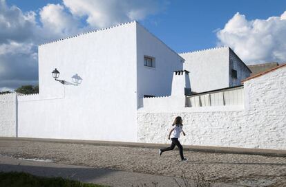 Calle perimetral en Vegaviana, el poblado diseñado por el arquitecto José Luis Fernández del Amo en Cáceres. |