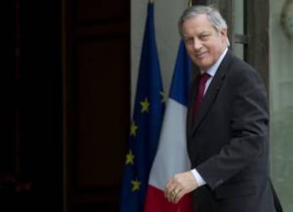 El gobernador del Banco de Francia, Christian Noyer, llega al Palacio del Elíseo para reunirse con el jefe del Estado francés, François Hollande, en París, Francia. EFE/Archivo
