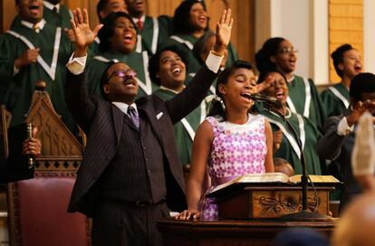 Aretha Franklin de niña cantando en la iglesia con su padre, el predicacor C.L. Franklin, durante un momento de la serie 'Genius'.