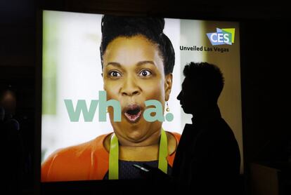 Un asistente pasea frente al cartel de presentación del CES Internacional, el martes 3 de enero de 2017, en Las Vegas.