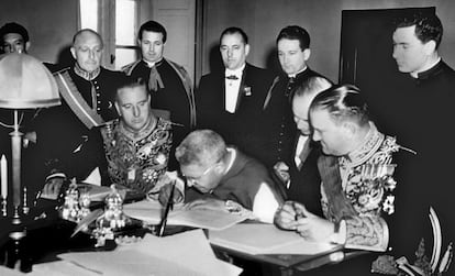 Roma (Italia), 27 de agosto de 1953. Firma del Concordato entre España y la Santa Sede. De izquierda a derecha: el ministro Martín-Artajo, monseñor Tardini y el embajador Castiella.