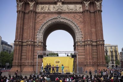 Un moment de l'acte de la CUP davant l'Arc del Triomf.