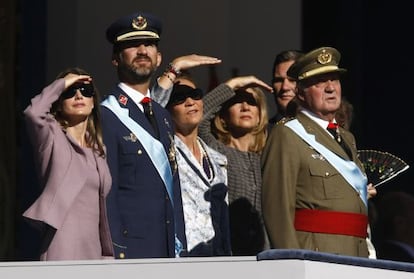 La familia real durante el desfile militar del 12 de octubre de 2009.