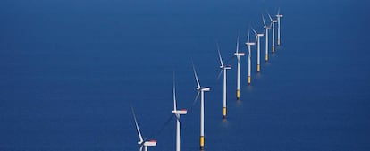 Molinos de viento en el mar.