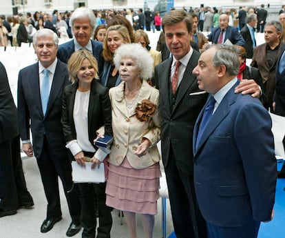 Varios de los hijos de la fallecida Duquesa de Alba, en 2010, en un acto en Madrid.