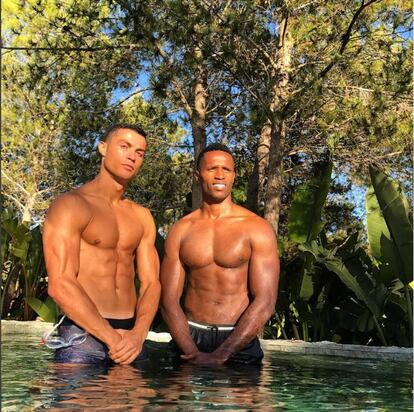 Un momento: ¿visión doble? No, ese duplicado de pechotes y abdominales se debe a un efecto óptico: aquí hay dos personas, las dos muy fornidas. Son Cristiano Ronaldo y su gran amigo José Semedo, futbolista portugués del Sheffield Wednesday, posando como si formaran una barrera ante una falta. “Perfecto emparejamiento de chocolate negro y blanco”, dice el texto, en jocosa mención a sus tabletas.