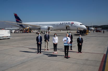 Sebastián Piñera habla frente a un avión con un lote de vacunas para la Covid-19 producida por Sinovac, en enero de 2021.