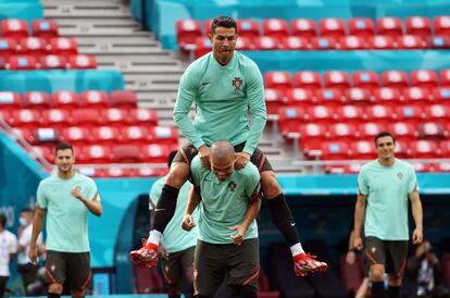 Cristiano Ronaldo salta sobre Pepe durante un entrenamiento de la selección portuguesa