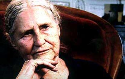 La escritora Doris Lessing, en una imagen del documental producido por Televisión Española.