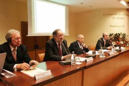 Fernando González Urbaneja, Antonio Fontán y Tim Toulmin, de izquieda a derecha.