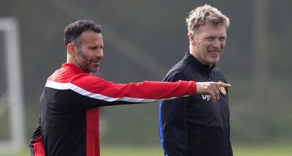Ryan Giggs y David Moyes durante un entrenamiento del Manchester United.