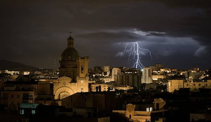 Una tempesta elèctrica sobre Barcelona.