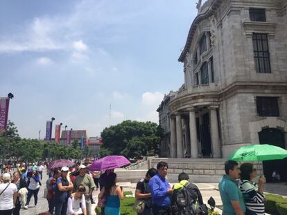 La fila de espera frente al palacio de Bellas Artes, en el DF.